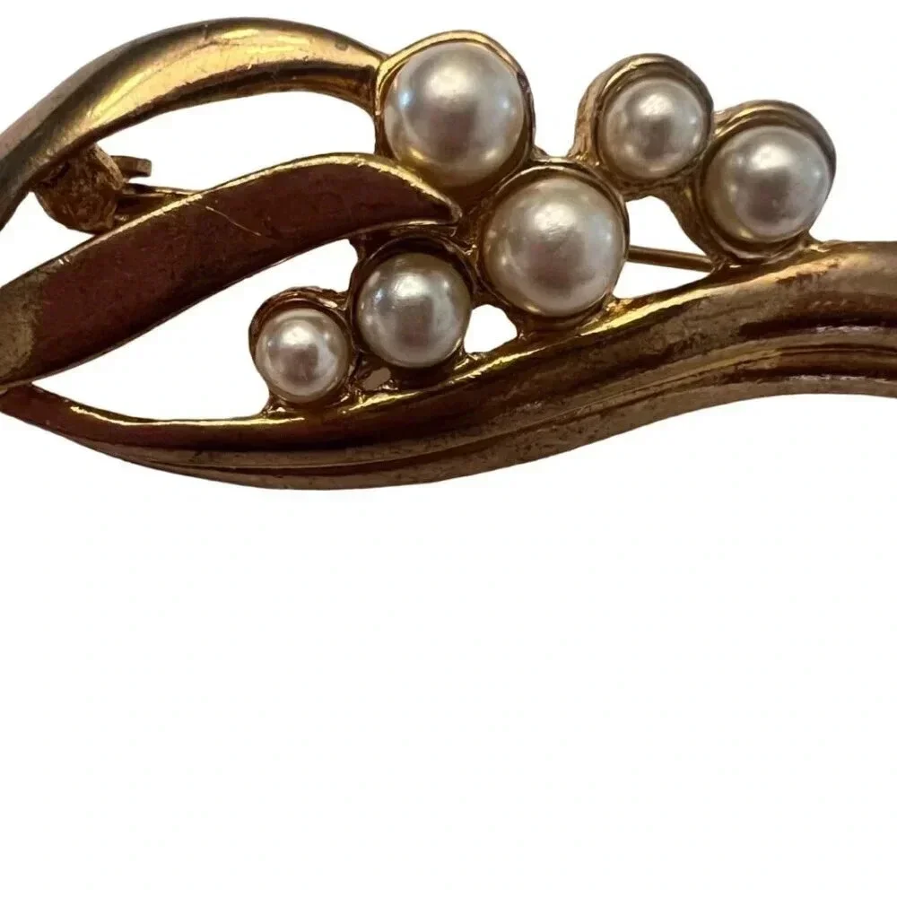 Vintage 60s-70s Faux Pearl Brooch Pin Gold Tone